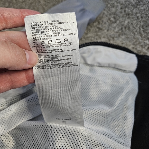 Nike 3T kids unisex black, white, and grey rain jacket with zipper pockets - Picture 8 of 8